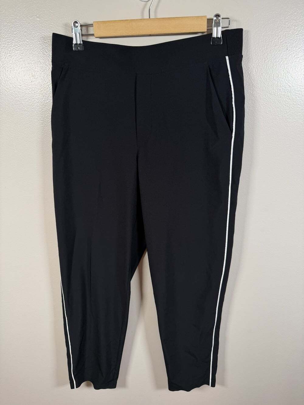 Athleta Brooklyn Mid Rise Ankle Pant Size 10 Black Piping Travel Athleisure